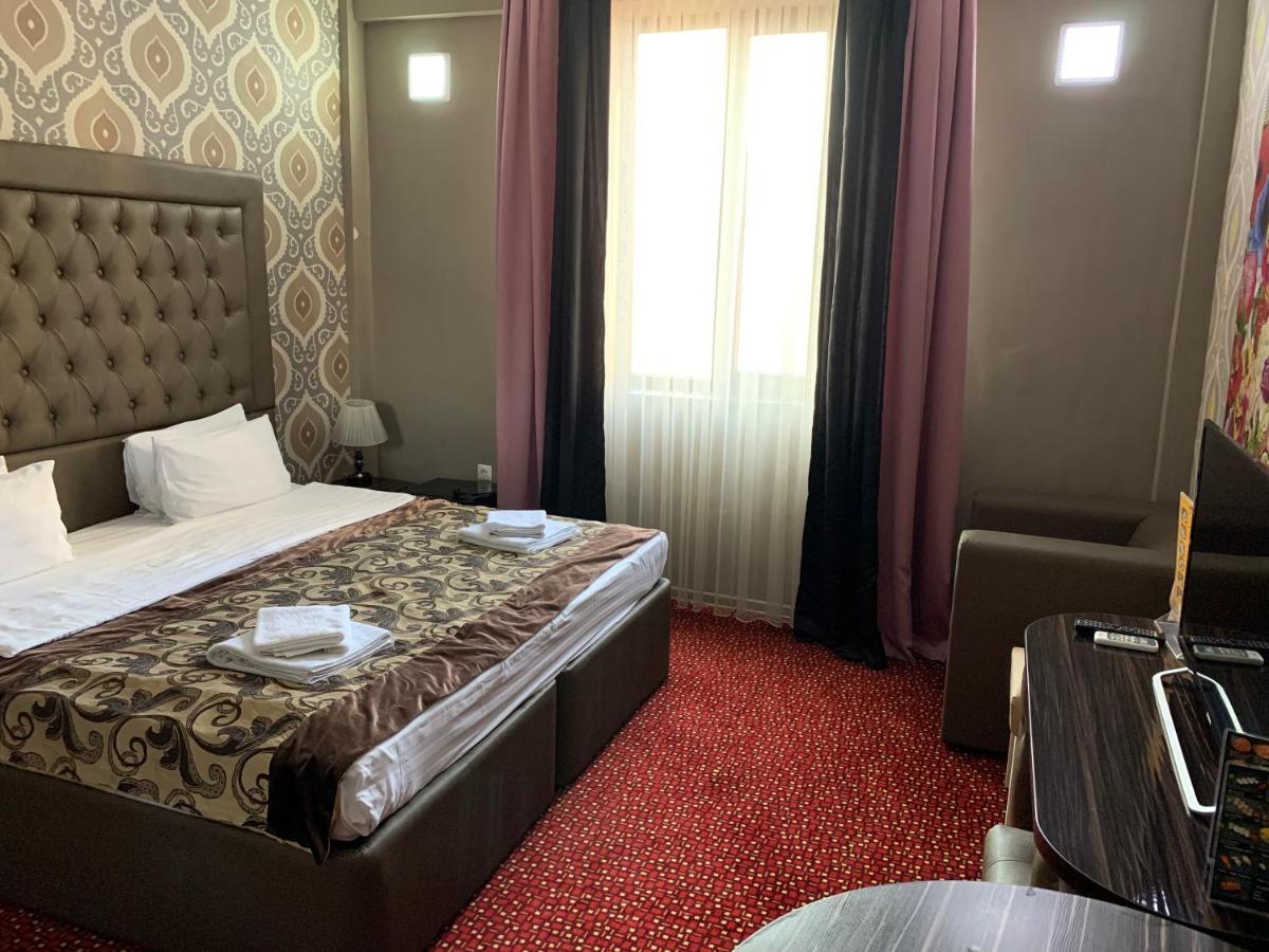 Hotel Deluxe Plaza Almaty Exterior foto